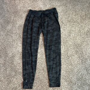 Nobull Women’s black camo Jogger Pants - small